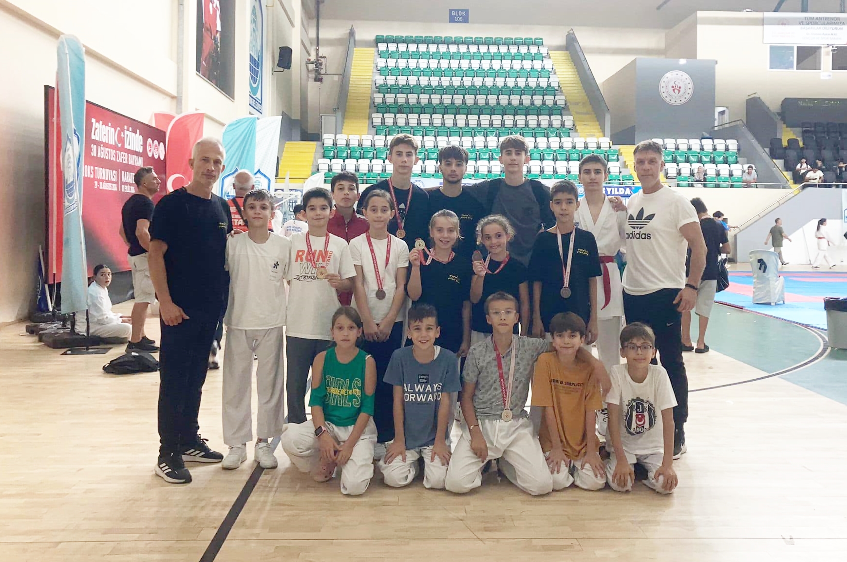 KARATE’DE 9 MADALYALI ‘ZAFER’