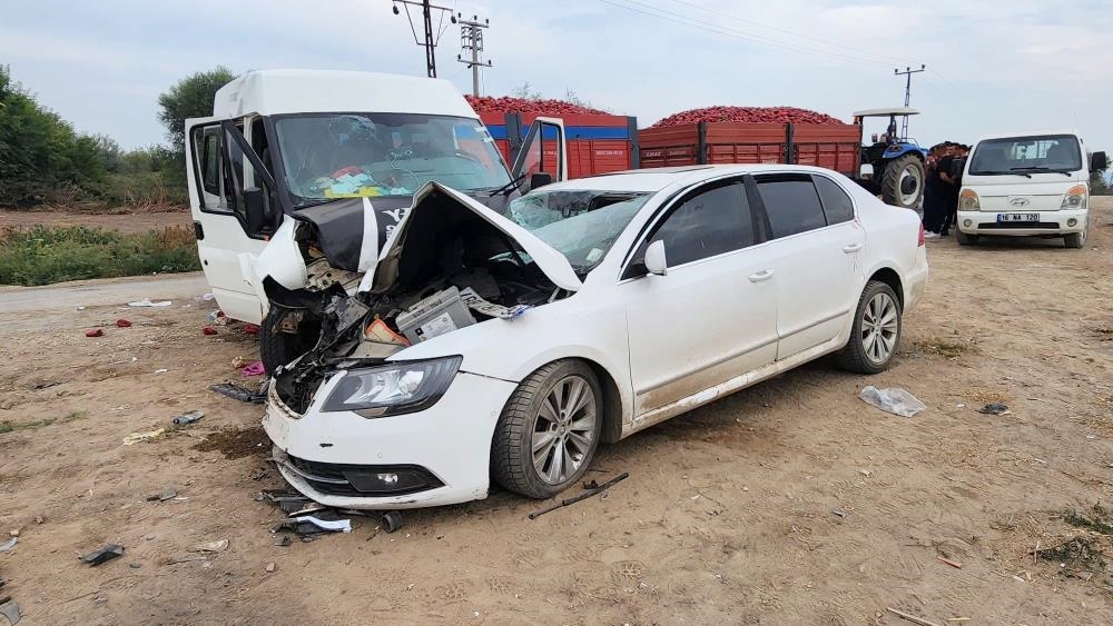 TARLA YOLUNDA ÇARPIŞTILAR