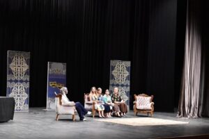 TİYATRONUN GENÇ EKİBİNE ALKIŞ