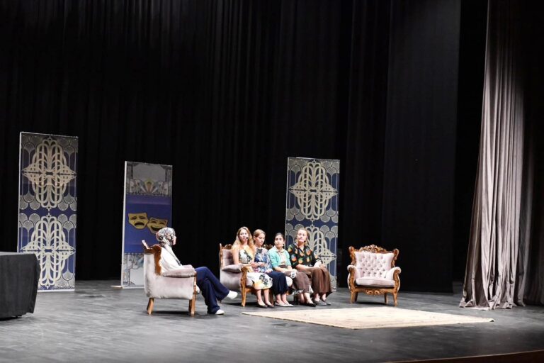 TİYATRONUN GENÇ EKİBİNE ALKIŞ