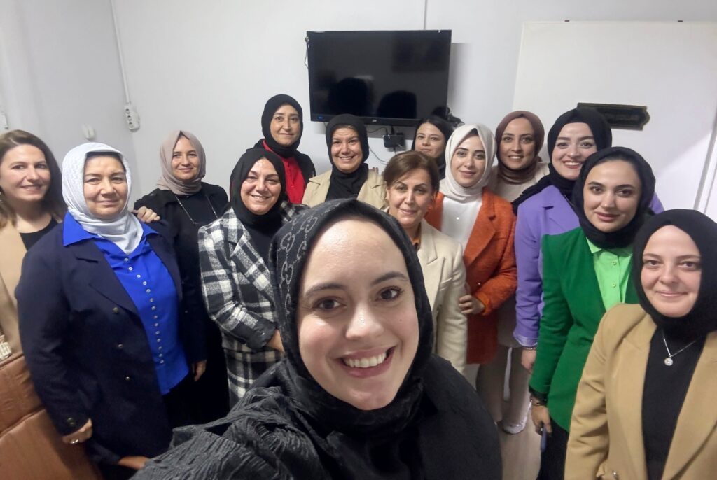 AK PARTİ YENİ KADIN KOLLARI BAŞKANINI ARIYOR