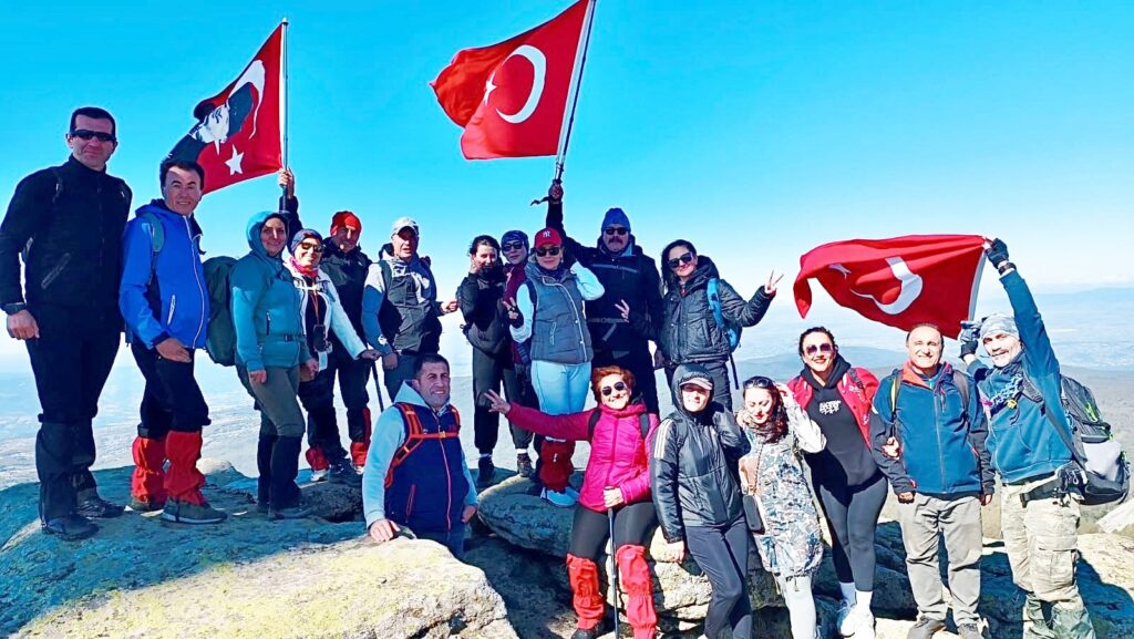 DOĞASEVERLER, CUMHURİYETİ ZİRVEDE KUTLADI