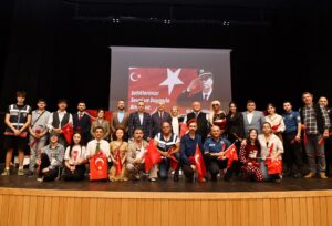 EVİMİZ TİYATRO GRUBU AYAKTA ALKIŞLANDI