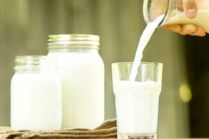 ÇİĞ SÜTTE TAVSİYE FİYATI YÜZDE 17 ARTIRILDI