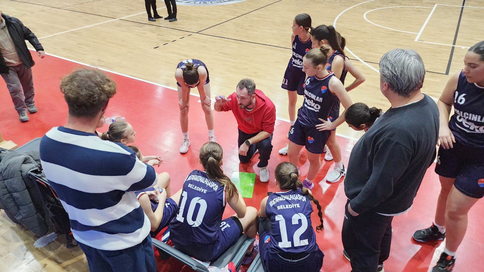 KIZLAR İKİNCİ MAÇA BIRAKTI