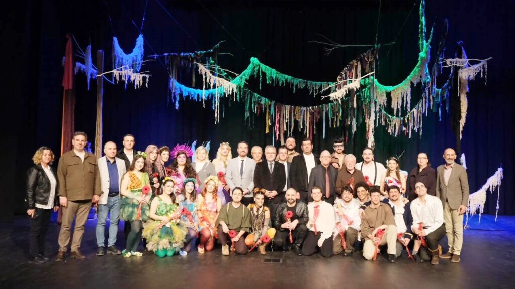 AVUKAT TİYATROCULAR SAHNENİN TOZUNU ATTI