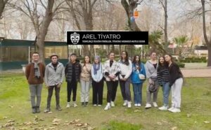 LİSELİ GENÇLER ‘AREL TİYATRO’DA BULUŞTU