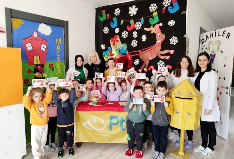 MİNİK ÖĞRENCİLER, ‘SEVGİ POSTANESİ’Nİ YAŞATIYOR