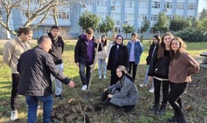 YÜKSEKOKUL ÖĞRENCİLERİNDEN FİDAN DİKİMİ