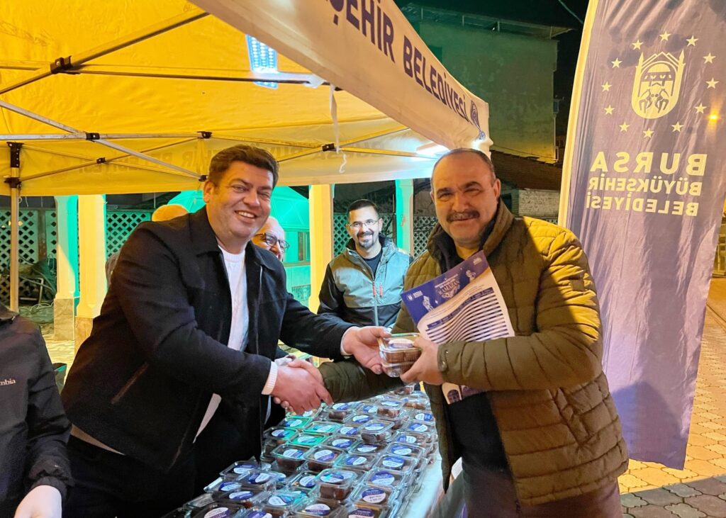 BÜYÜKŞEHİR’DEN VATANDAŞA TATLI İKRAMI