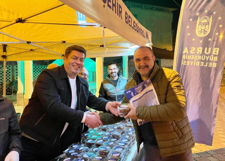 BÜYÜKŞEHİR’DEN VATANDAŞA TATLI İKRAMI