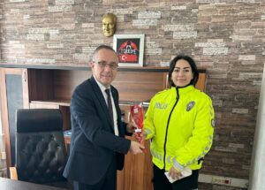 EMNİYET MÜDÜRÜNDEN ANLAMLI KUTLAMA