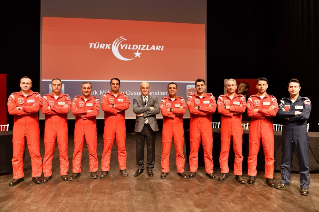 TÜRK YILDIZLARI, ÖĞRENCİLERLE BULUŞTU