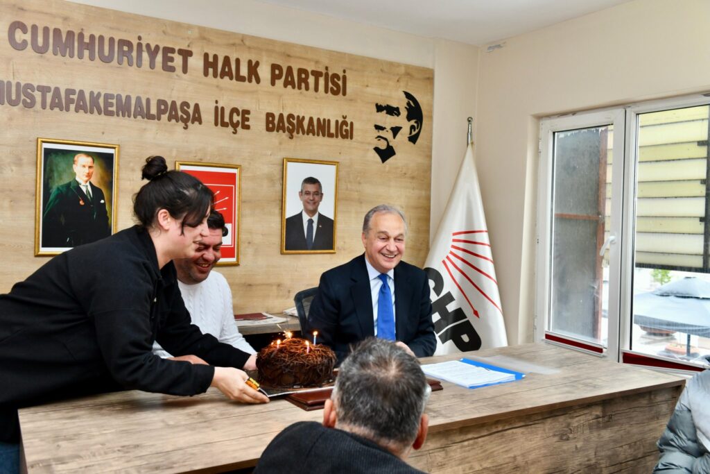 BAŞKAN ERDEM’E SÜRPRİZ DOĞUM GÜNÜ