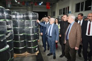 ÇİFTÇİ, SULAMA BORULARINA KAVUŞUYOR