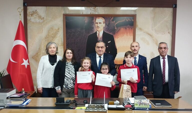 KİTAP KURTLARI ÖDÜLLENDİRİLDİ