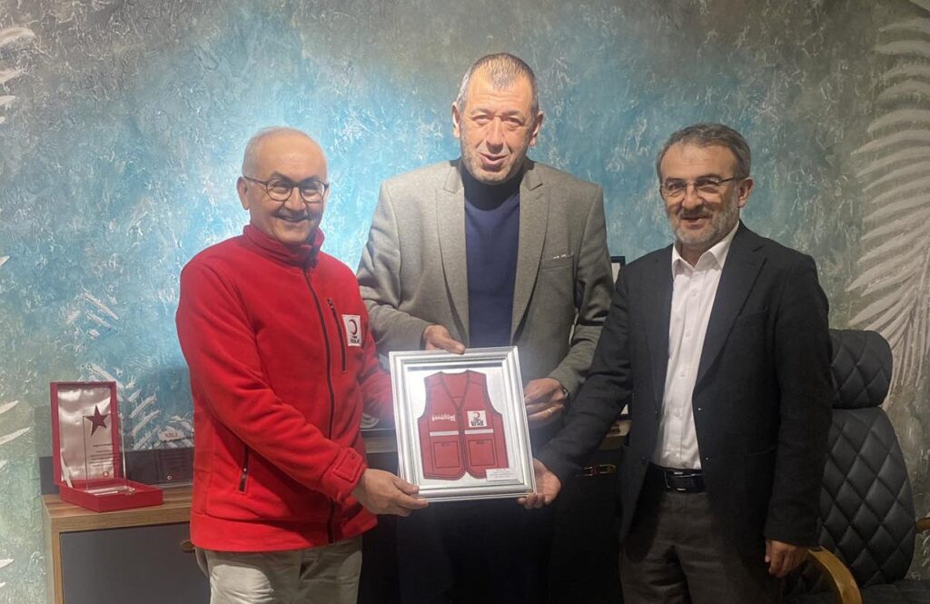 KIZILAY’DAN HAYIRSEVERLERE VEFA