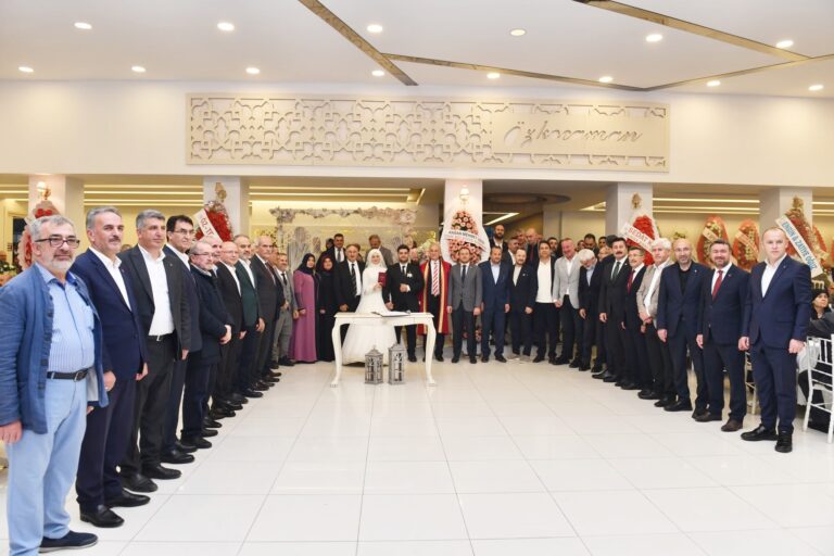 BURSA SİYASETİNİ BULUŞTURAN DÜĞÜN