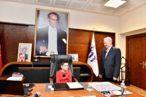 MAKAM KOLTUKLARI ÇOCUKLARA EMANET