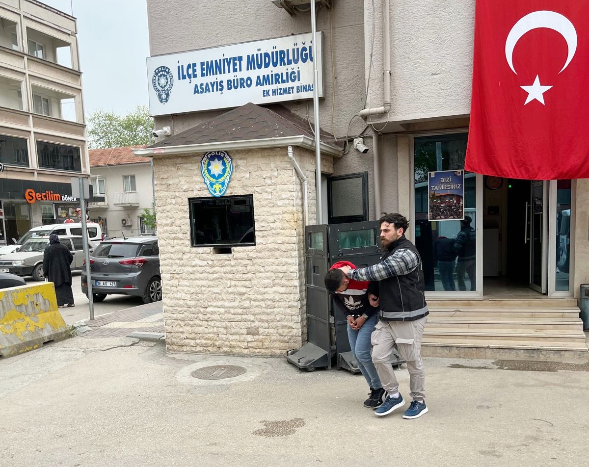 OLAY ÇIKARAN ZEHİR TACİRİ POLİSTEN KAÇAMADI