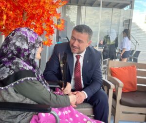 TURGUT, HUZUREVİ SAKİNLERİNİ UNUTMADI