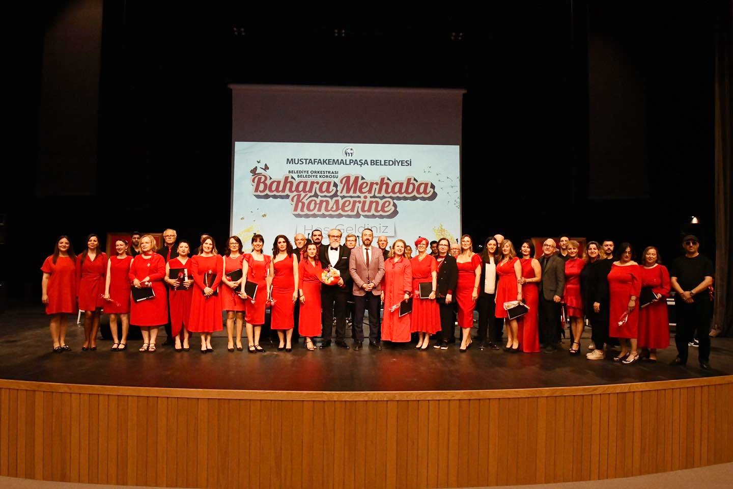 BAHAR, KONSERLE RENKLENDİ