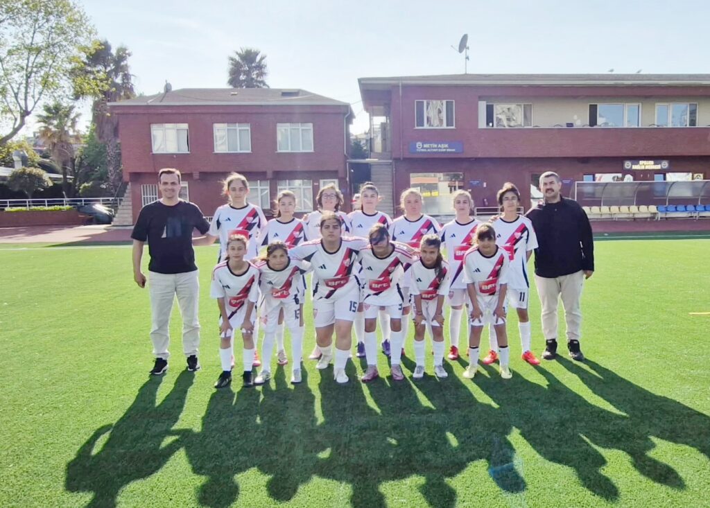 EFA 14 EYLÜL KIZ FUTBOL TAKIMI PARLIYOR