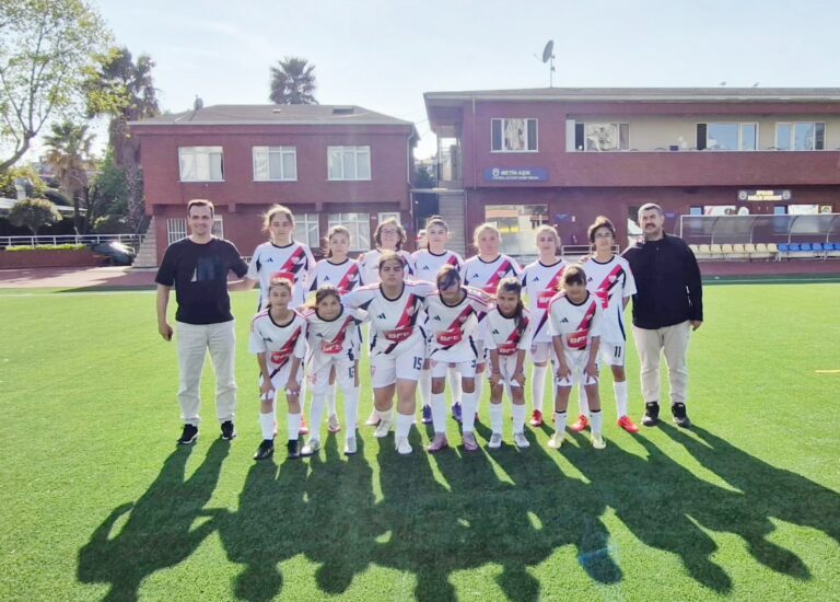 EFA 14 EYLÜL KIZ FUTBOL TAKIMI PARLIYOR