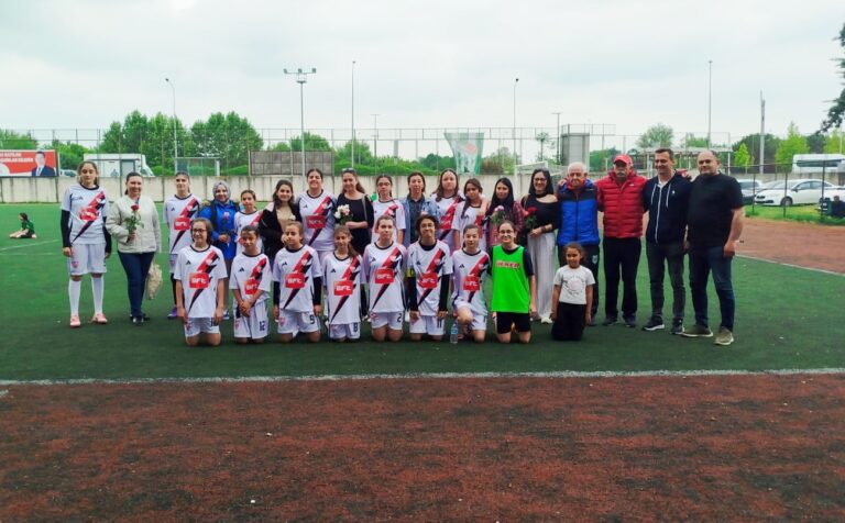 EFA’NIN KIZLARI TAKDİR TOPLADI