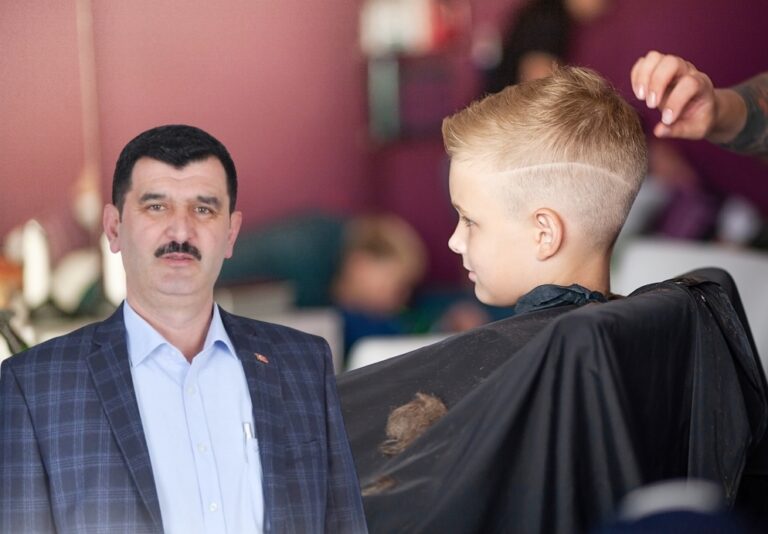 LALAŞAHİN’DE BAYRAM TIRAŞI MUHTARDAN