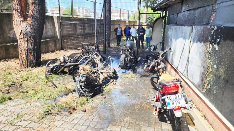 ÖĞRENCİLERİN MOTOSİKLETLERİ ALEV ALEV YANDI