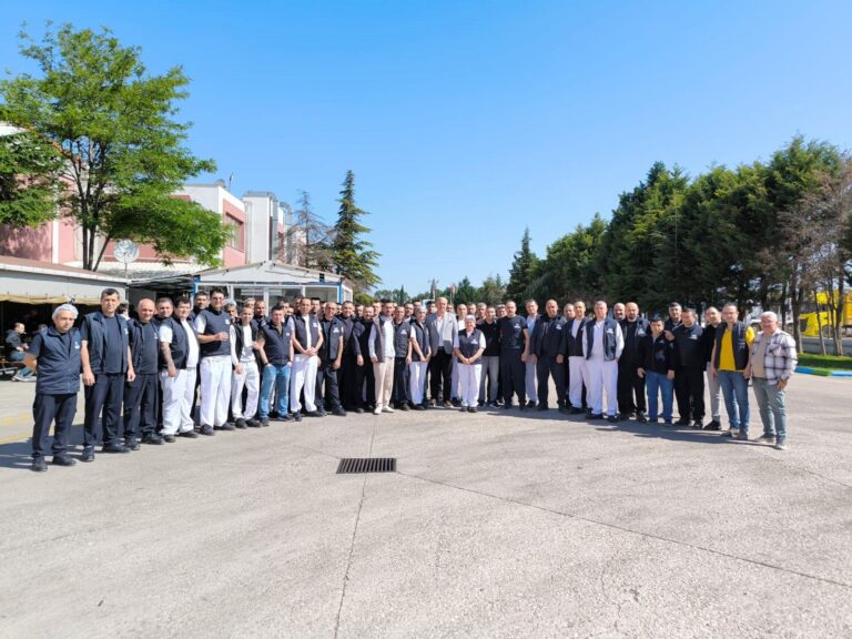 SEK’TE GREV KAPIYA DAYANDI