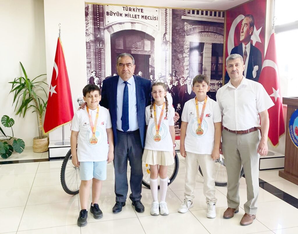 ZEKA ŞAMPİYONLARINA BİR ÖDÜLDE KAYMAKAMDAN