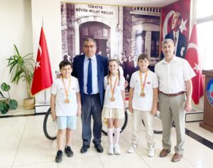 ZEKA ŞAMPİYONLARINA BİR ÖDÜLDE KAYMAKAMDAN
