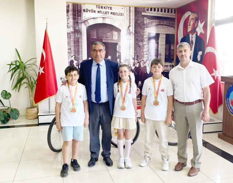 ZEKA ŞAMPİYONLARINA BİR ÖDÜLDE KAYMAKAMDAN