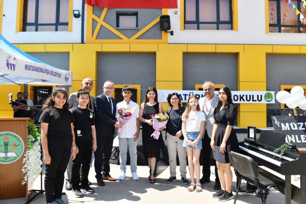 ATATÜRK ORTAOKULU’NDA MEZUNİYET SEVİNCİ