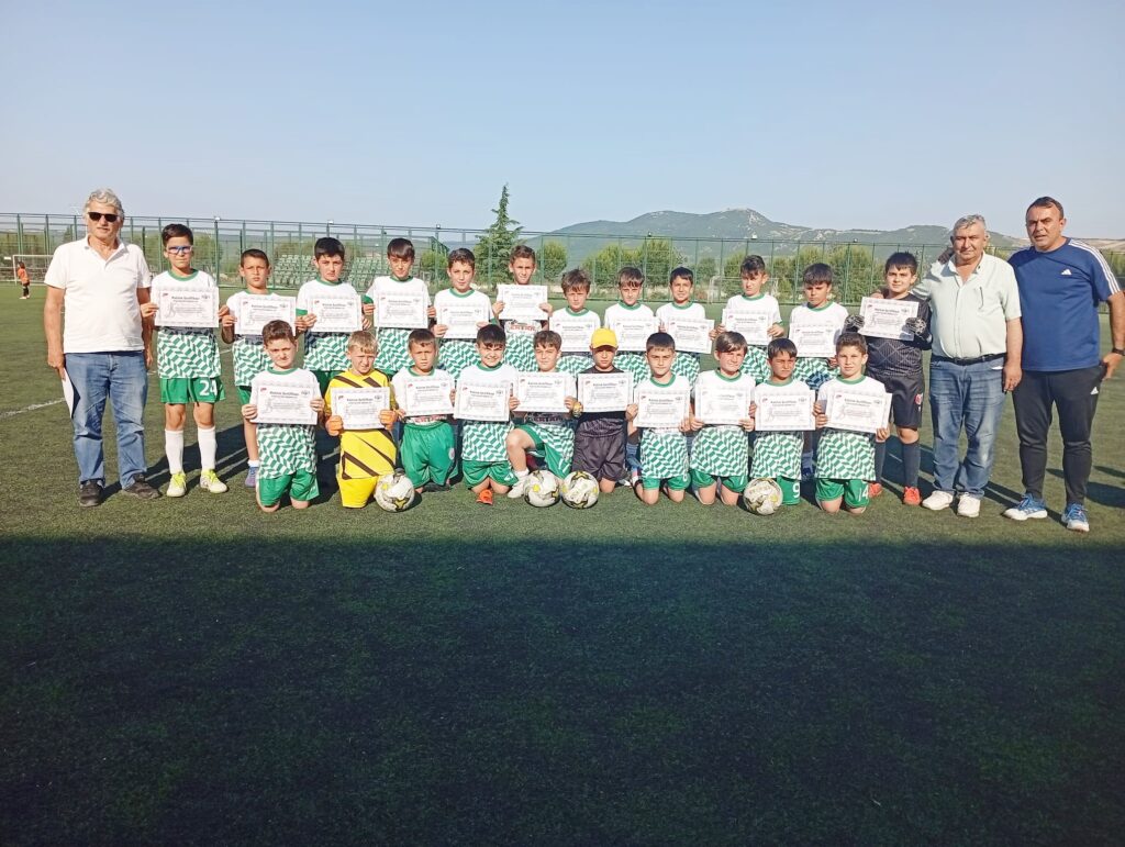 MİNİK FUTBOLCULAR SERTİFİKALARINI ALDI