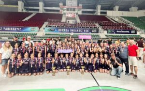 PAŞA’NIN ŞAMPİYON KIZLARI KUPALARINA KAVUŞTU