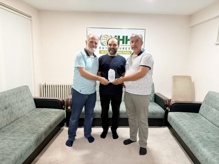 İHH’DA BAYRAK DEĞİŞİMİ