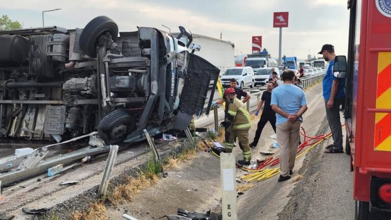 KAMYON DEVRİLDİ, SÜRÜCÜ KURTARILDI
