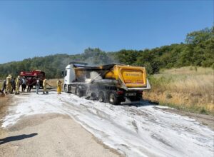 LASTİĞİ PATLADI, YANGIN ÇIKTI