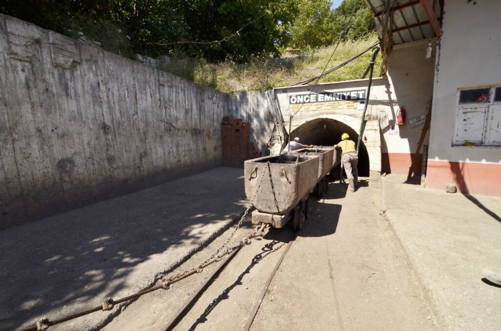 İŞÇİLERE ÇIKIŞ VERİLDİ, KÖMÜR OCAĞI KAPATILIYOR