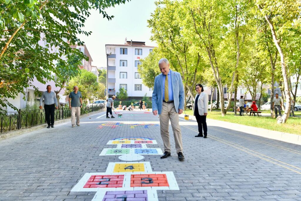 ÇOCUKLAR ‘OYUN SOKAĞI’NA KAVUŞUYOR