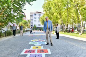 ÇOCUKLAR ‘OYUN SOKAĞI’NA KAVUŞUYOR