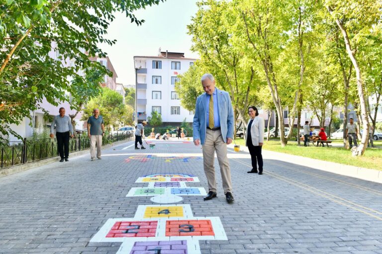 ÇOCUKLAR ‘OYUN SOKAĞI’NA KAVUŞUYOR