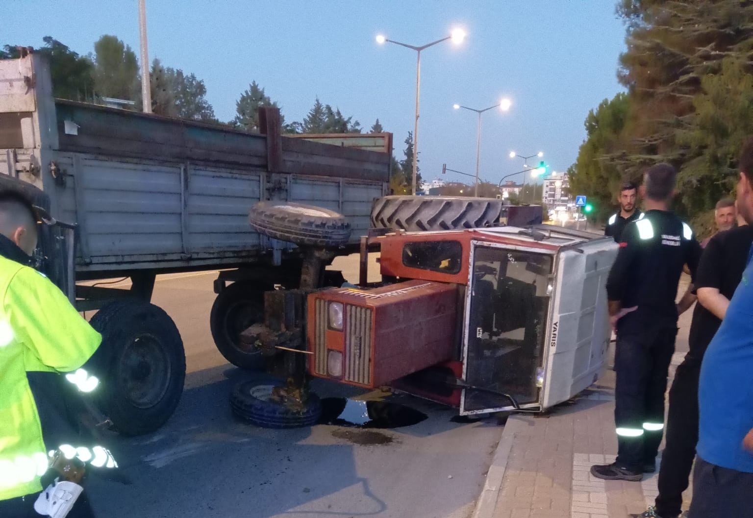 FRENİ PATLAYAN TRAKTÖR BULVARA DEVRİLDİ