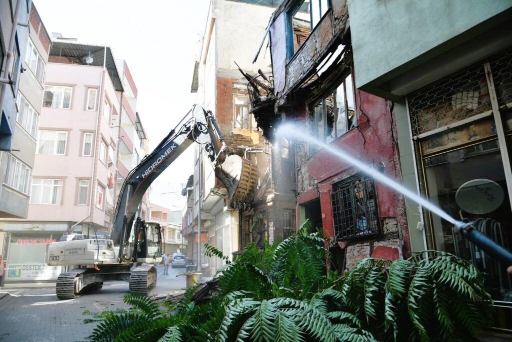 SOSYAL RİSK OLUŞTURAN METRUK BİNALAR YIKILIYOR