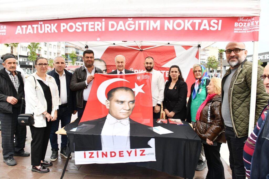 29 EKİM, ‘ATATÜRK’ POSTERLERİYLE KARŞILANDI