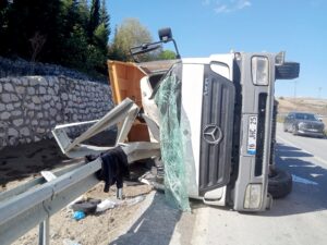 HAFRİYAT KAMYONU DEVRİLDİ