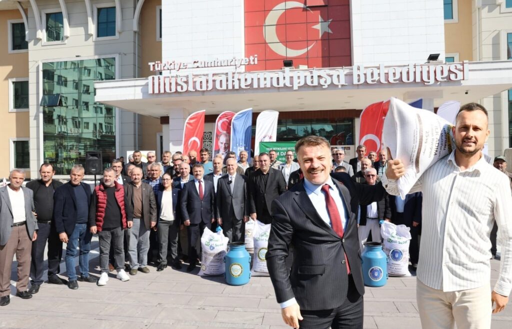 MUSTAFAKEMALPAŞA’DA ÜRETİCİYE ÇİM DESTEĞİ